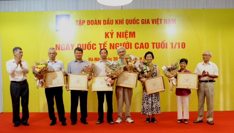 pvn gap mat can bo huu tri nhan ngay quoc te nguoi cao tuoi 499194