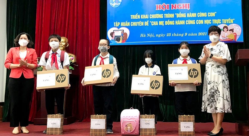“Đồng hành cùng con” hỗ trợ học sinh khó khăn bởi dịch Covid-19