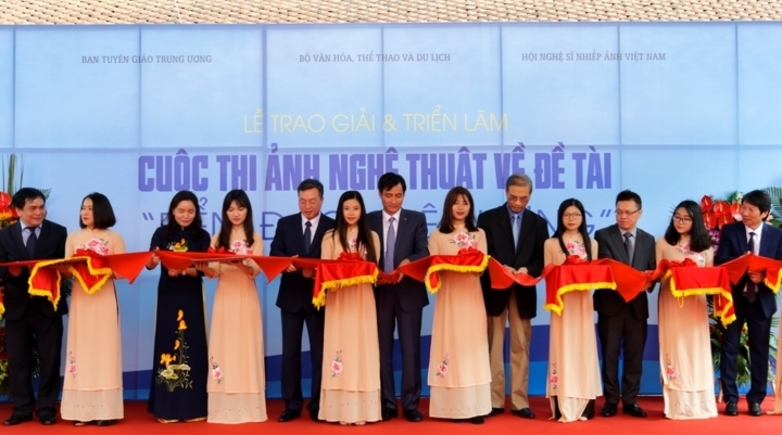 trung bay cac tac pham anh nghe thuat bien dao que huong