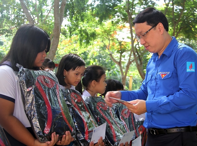 doan thanh nien pv gas to chuc cac hoat dong chao mung thang 5