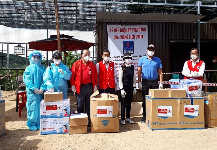 Đại điện PETROSETCO - PHTD tặng quà, lực lượng nhiệm vụ làm việc tại các chốt kiểm soát dịch bệnh tại Đà Lạt 