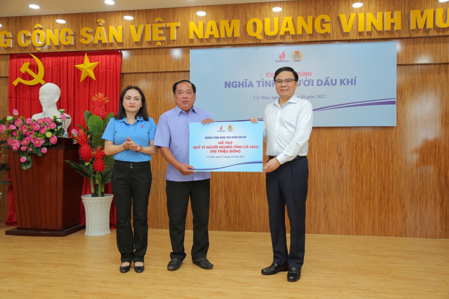 “Nghĩa tình người dầu khí”: 300 suất quà đến với người nghèo tỉnh Cà Mau