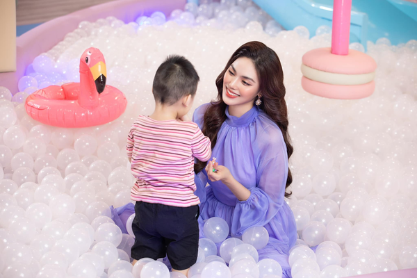Sao Việt ngày 14/1/2022: Phạm Hương khoe ảnh hai nhóc tì đáng yêu diện đồ đôi
