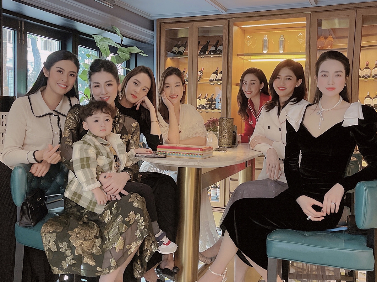 Sao Việt ngày 28/1/2022: Ninh Dương Lan Ngọc lộng lẫy trong buổi công chiếu phim 