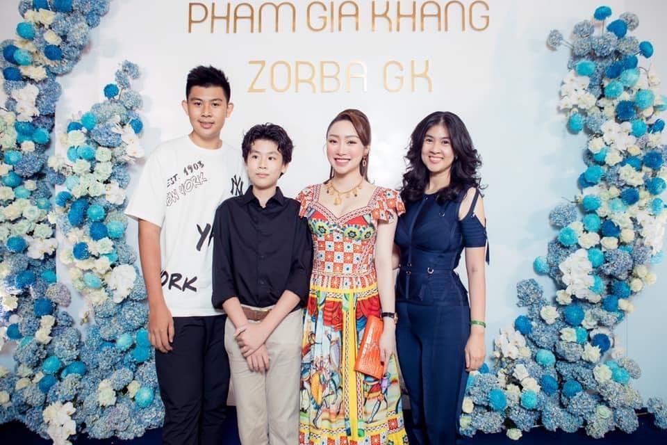 Sao Việt ngày 16/2/2022: Hoa hậu Thùy Tiên xuất hiện bên cạnh Quang Linh Vlog