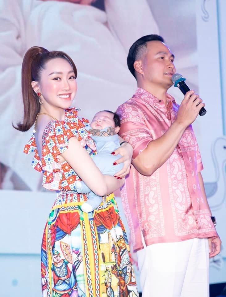Sao Việt ngày 18/2/2022: Lan Ngọc bất ngờ xuất hiện và lì xì khán giả ở rạp phim