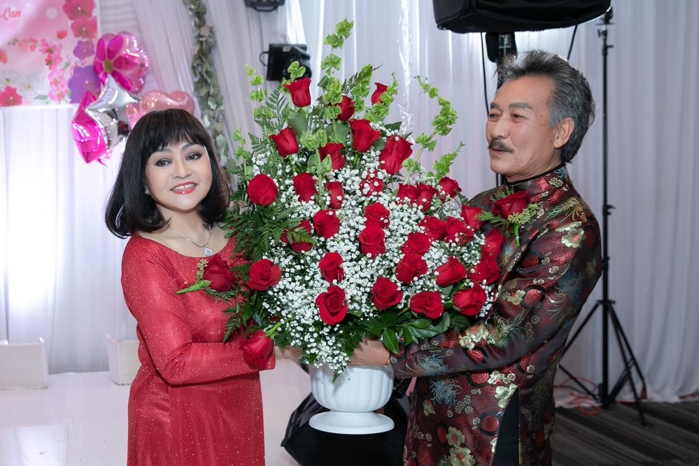 Sao Việt ngày 11/3/2022: Lâm Khánh Chi khoe ảnh ngọt ngào bên 
