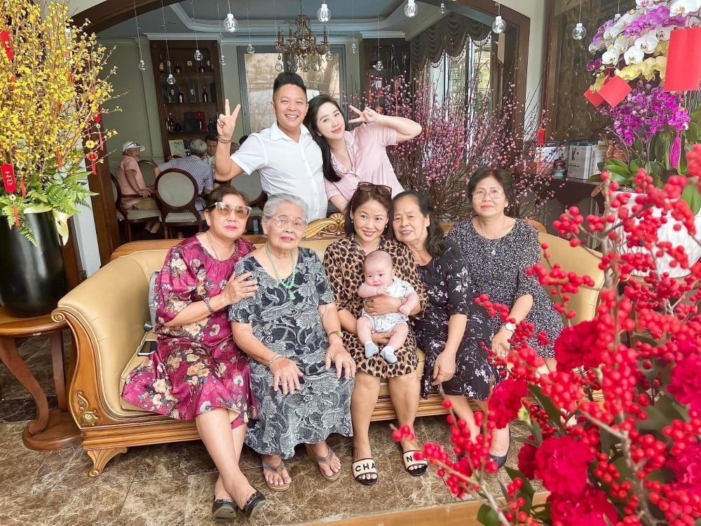 Sao Việt ngày 29/3/2022: Bảo Thy hiếm hoi khoe ảnh chụp chung với gia đình chồng
