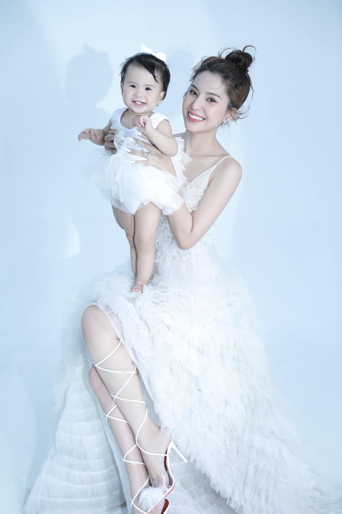 Sao Việt ngày 2/4/2022: AMEE chiếm trọn spotlight dù chỉ diện váy đen đơn giản