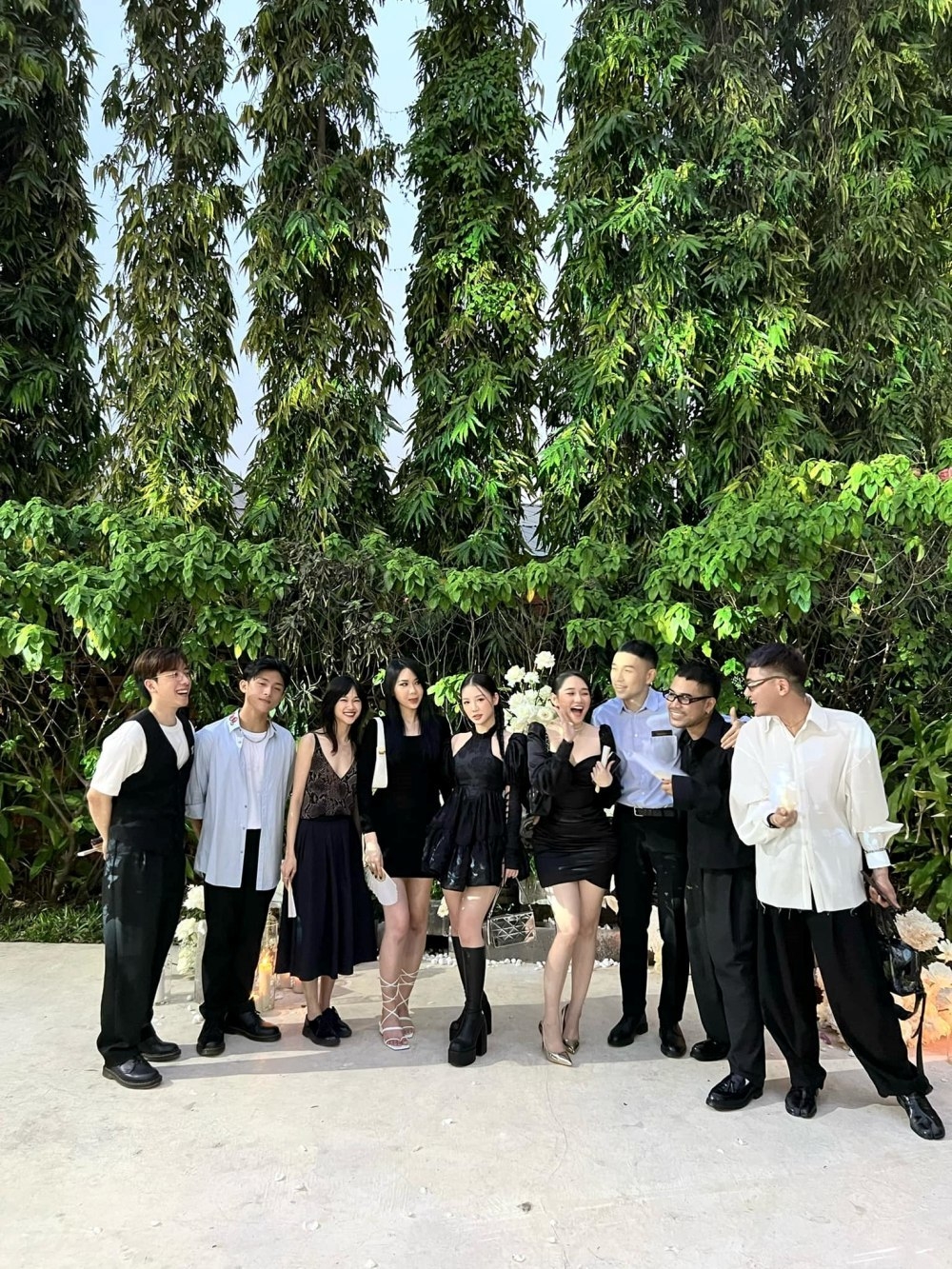 Sao Việt ngày 2/4/2022: AMEE chiếm trọn spotlight dù chỉ diện váy đen đơn giản