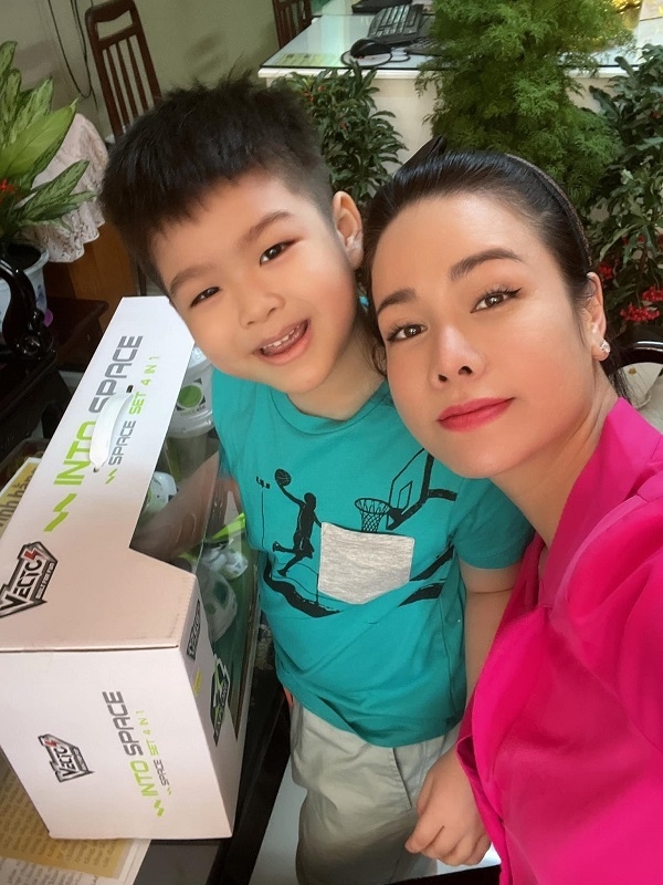 Sao Việt ngày 2/4/2022: AMEE chiếm trọn spotlight dù chỉ diện váy đen đơn giản