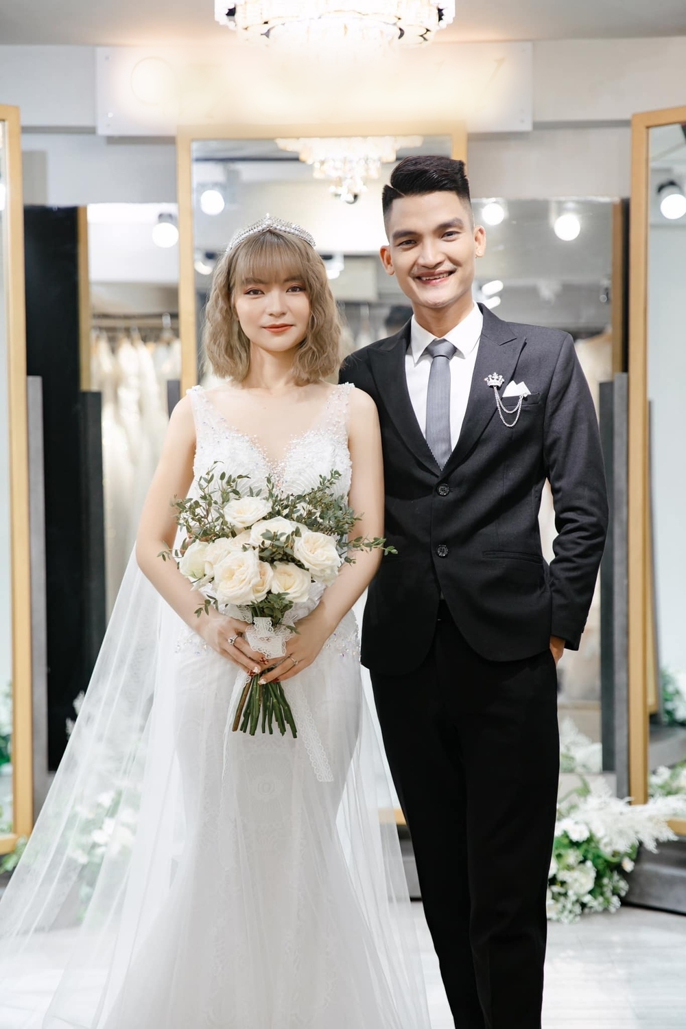 Sao Việt ngày 2/4/2022: AMEE chiếm trọn spotlight dù chỉ diện váy đen đơn giản