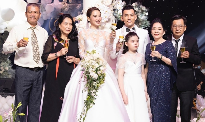 Sao Việt hôm nay 26/4: Phương Trinh Jolie công khai con gái tại đám cưới