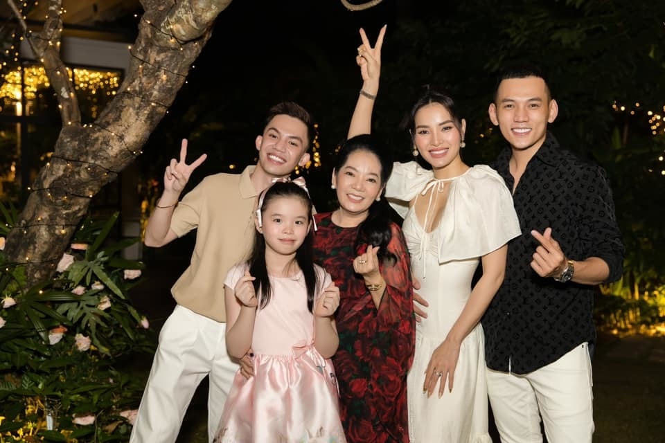 Sao Việt hôm nay 28/4: Hồ Quang Hiếu tung bộ ảnh diện đồ đôi bên Top 22 Hoa hậu Việt Nam