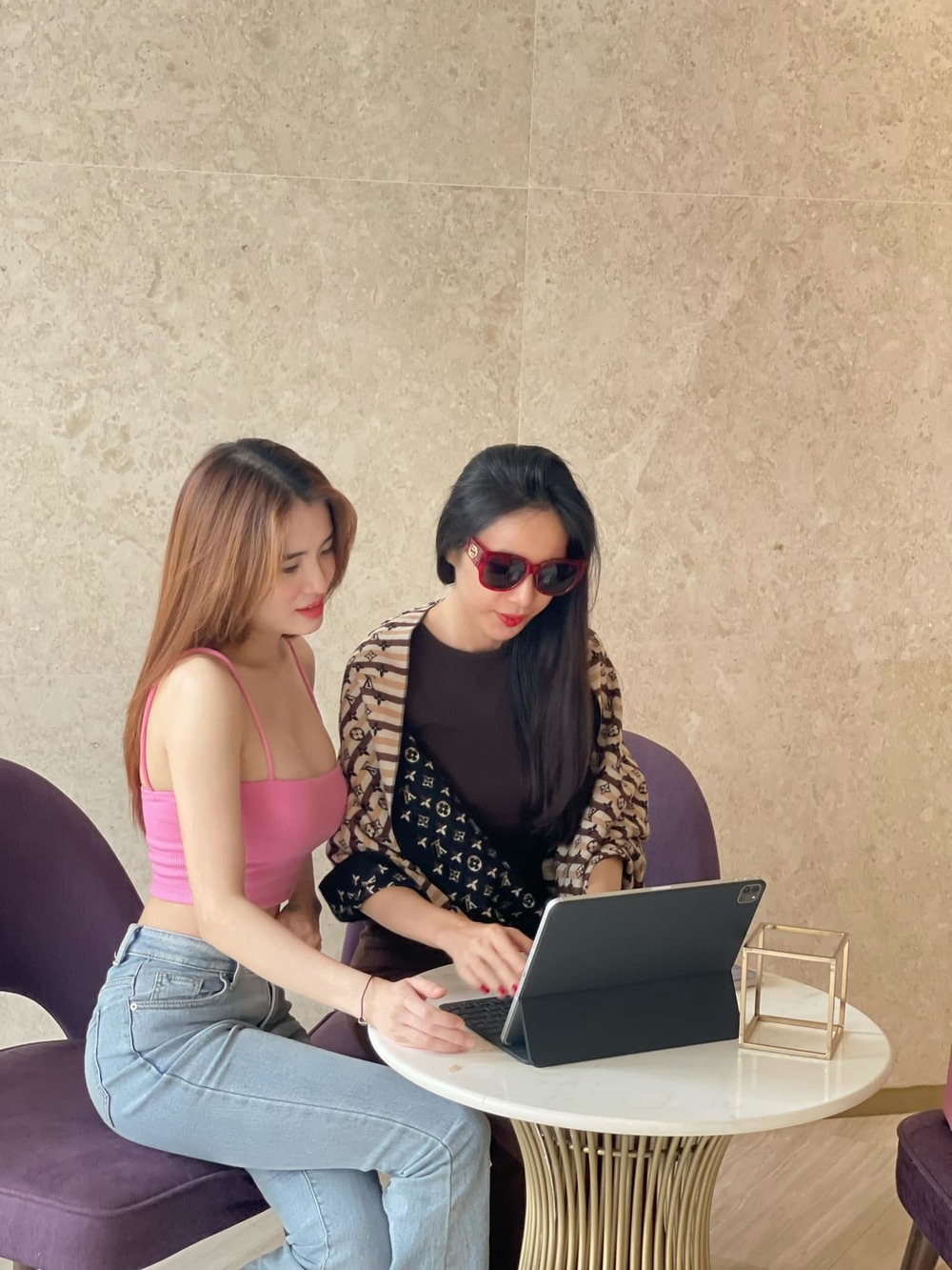 Sao Việt hôm nay 4/5: Thủy Tiên thân thiết bên em chồng sau hậu ồn ào từ thiện