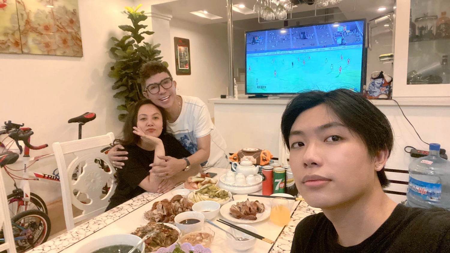 Sao Việt hôm nay 12/5: NSND Công Lý trở lại đoàn phim sau thời gian dài trị bệnh