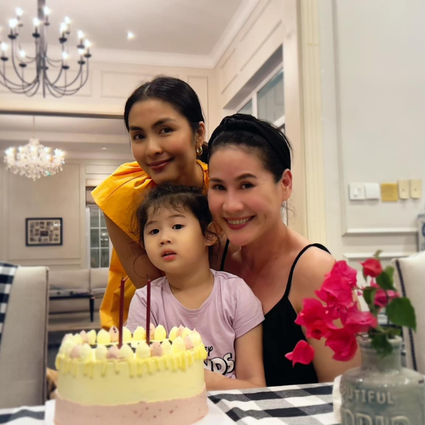 Sao Việt hôm nay 17/5: Hòa Minzy xuất hiện cùng các VĐV đội tuyển bóng chuyền nữ