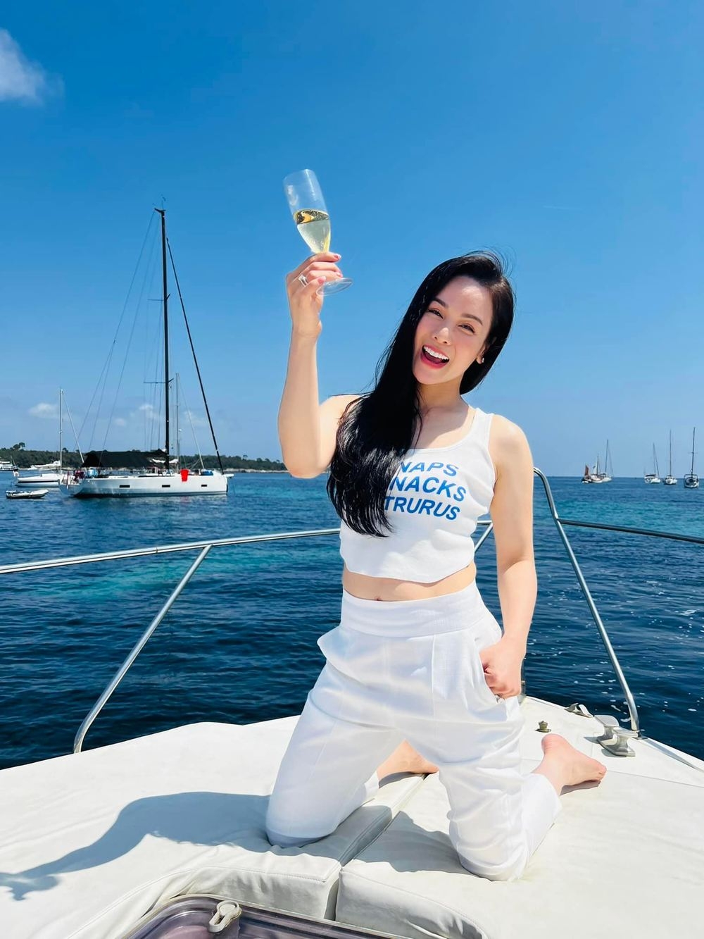 Sao Việt hôm nay 20/5: Nhật Kim Anh check in 