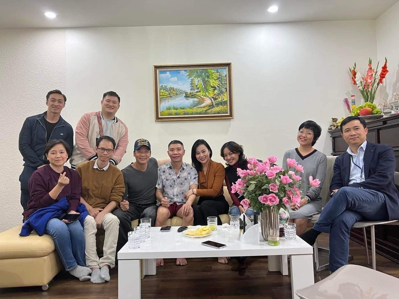 NSND Công Lý chia sẻ khoảnh khắc bên vợ cũ và đồng nghiệp sau hơn 1 tháng xuất viện