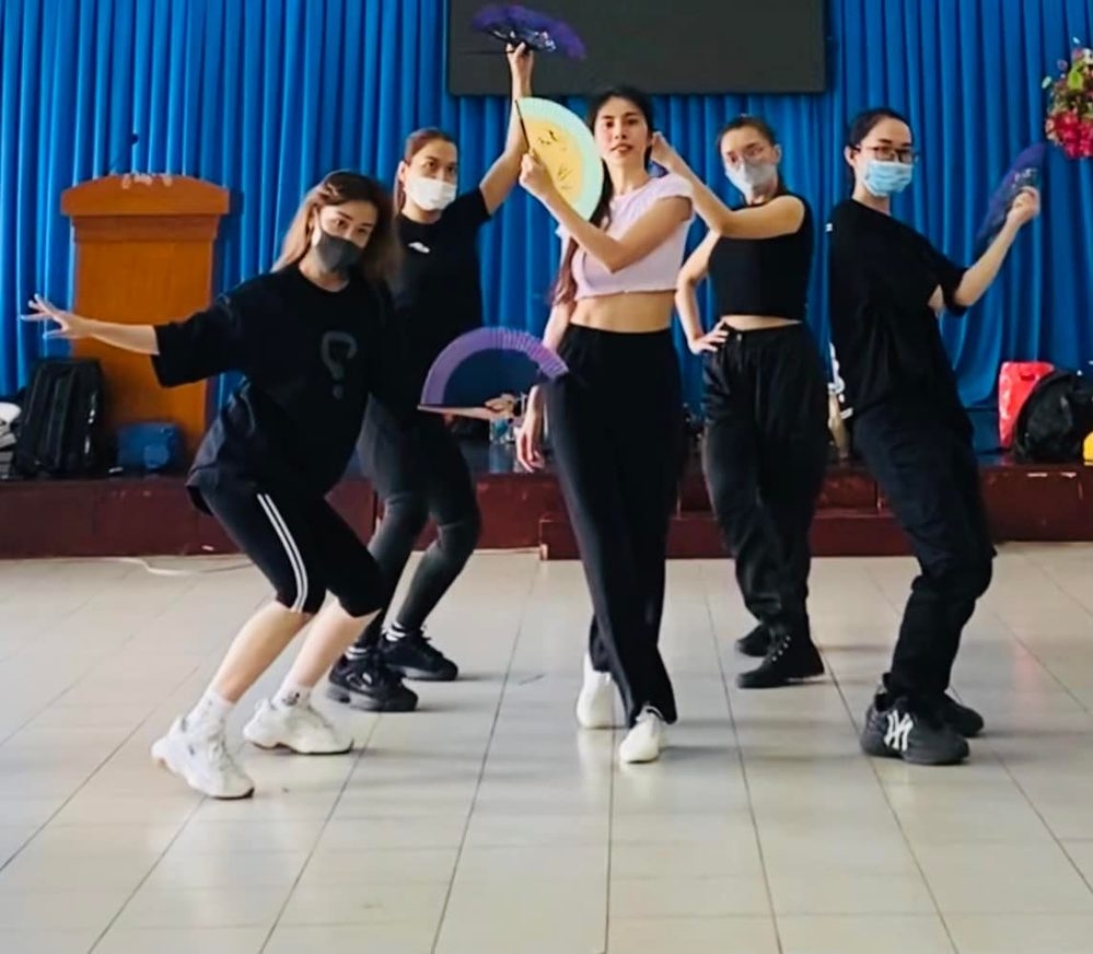Sao Việt ngày 19/12: Thủy Tiên trở lại sân khấu sau 