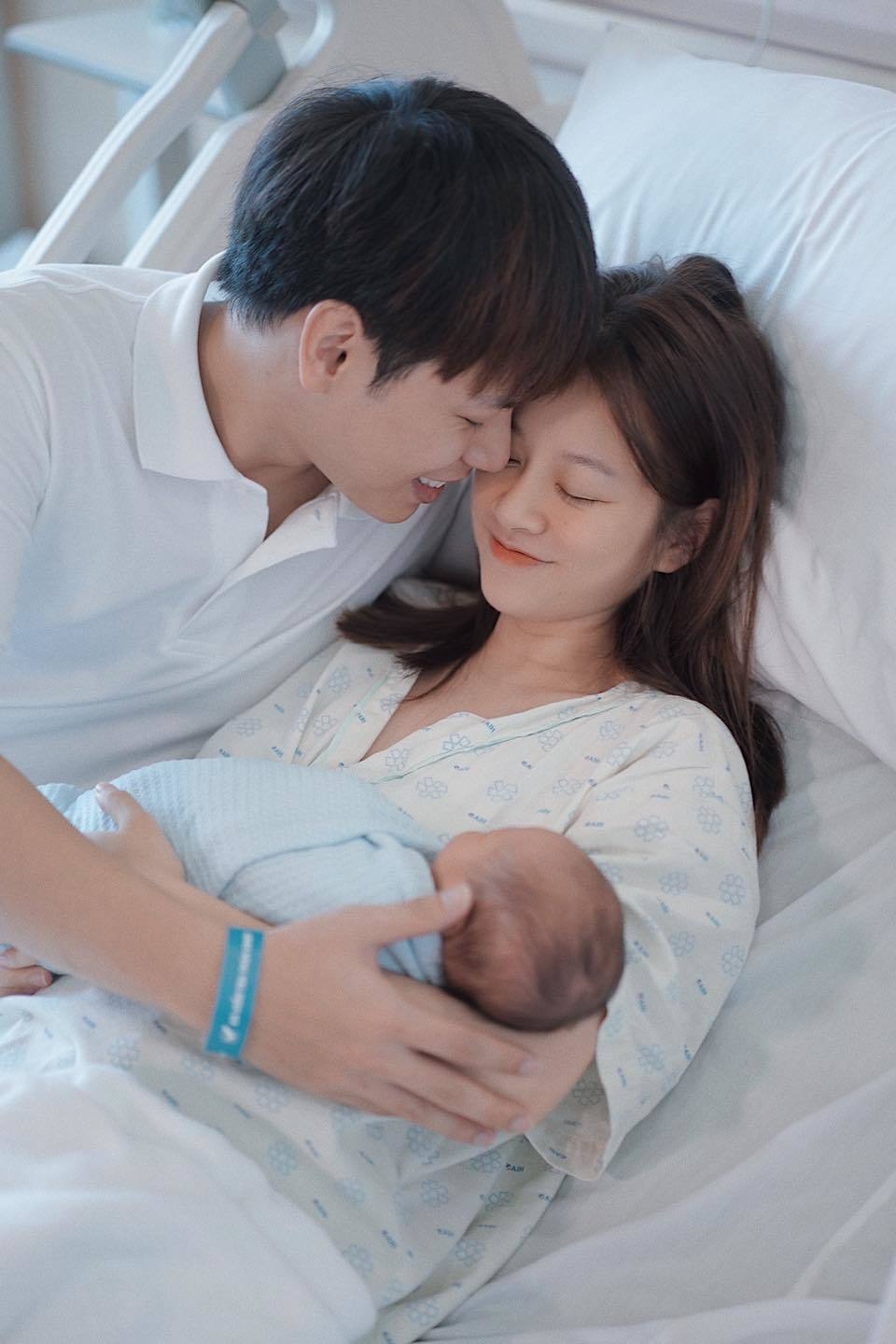Sao Việt ngày 21/12: Hương Giang với nhan sắc khác lạ khiến fan không nhận ra