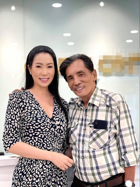 Sao Việt ngày 22/12: Thúy Ngân diện đồ hiệu khoe chân dài 
