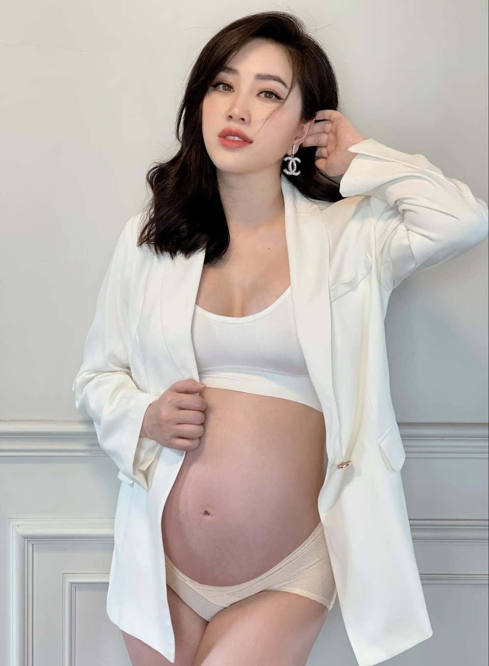 Sao Việt ngày 22/12: Thúy Ngân diện đồ hiệu khoe chân dài 