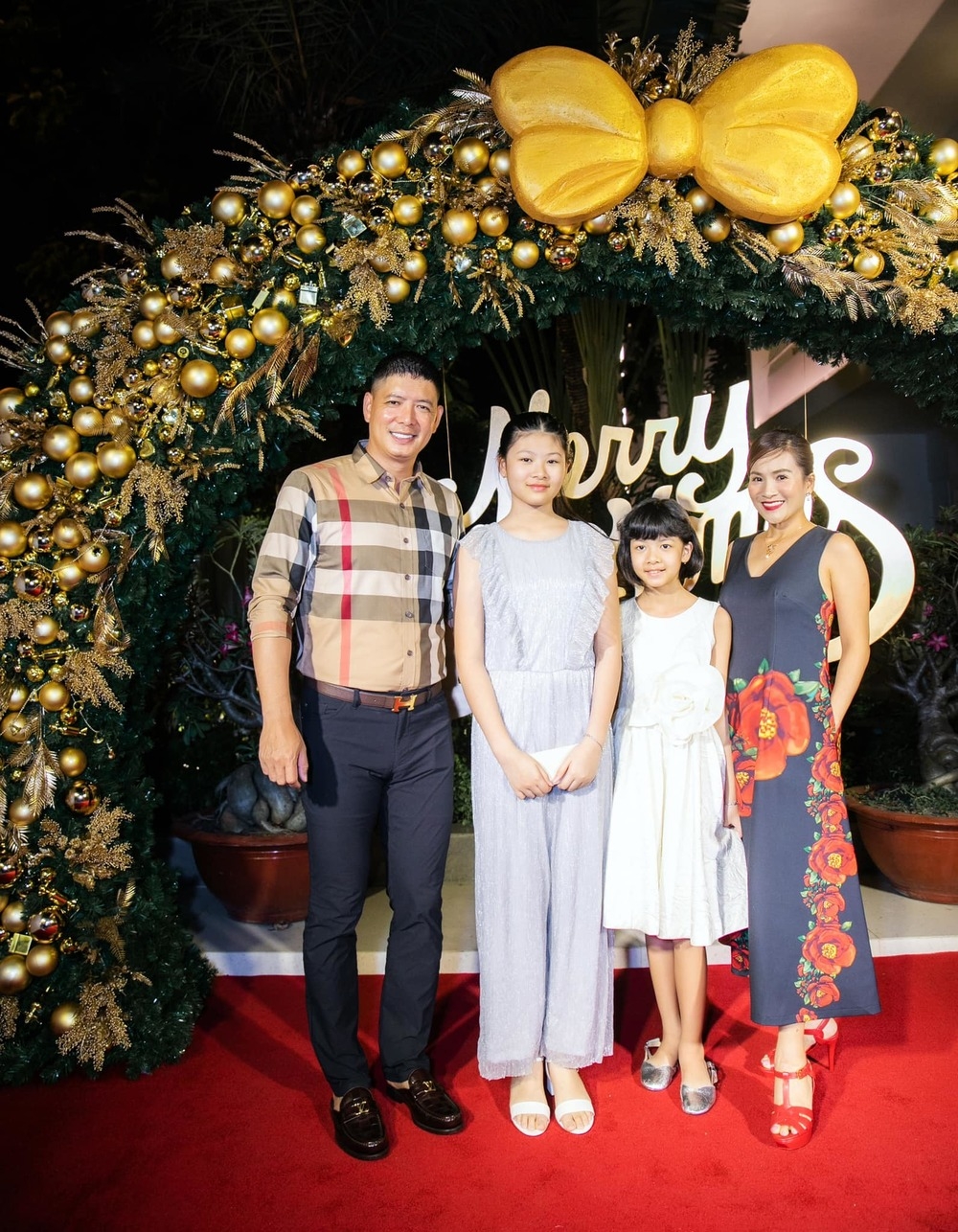 Sao Việt ngày 27/12: Hình ảnh trẻ trung ngoài đời của bà Bích 