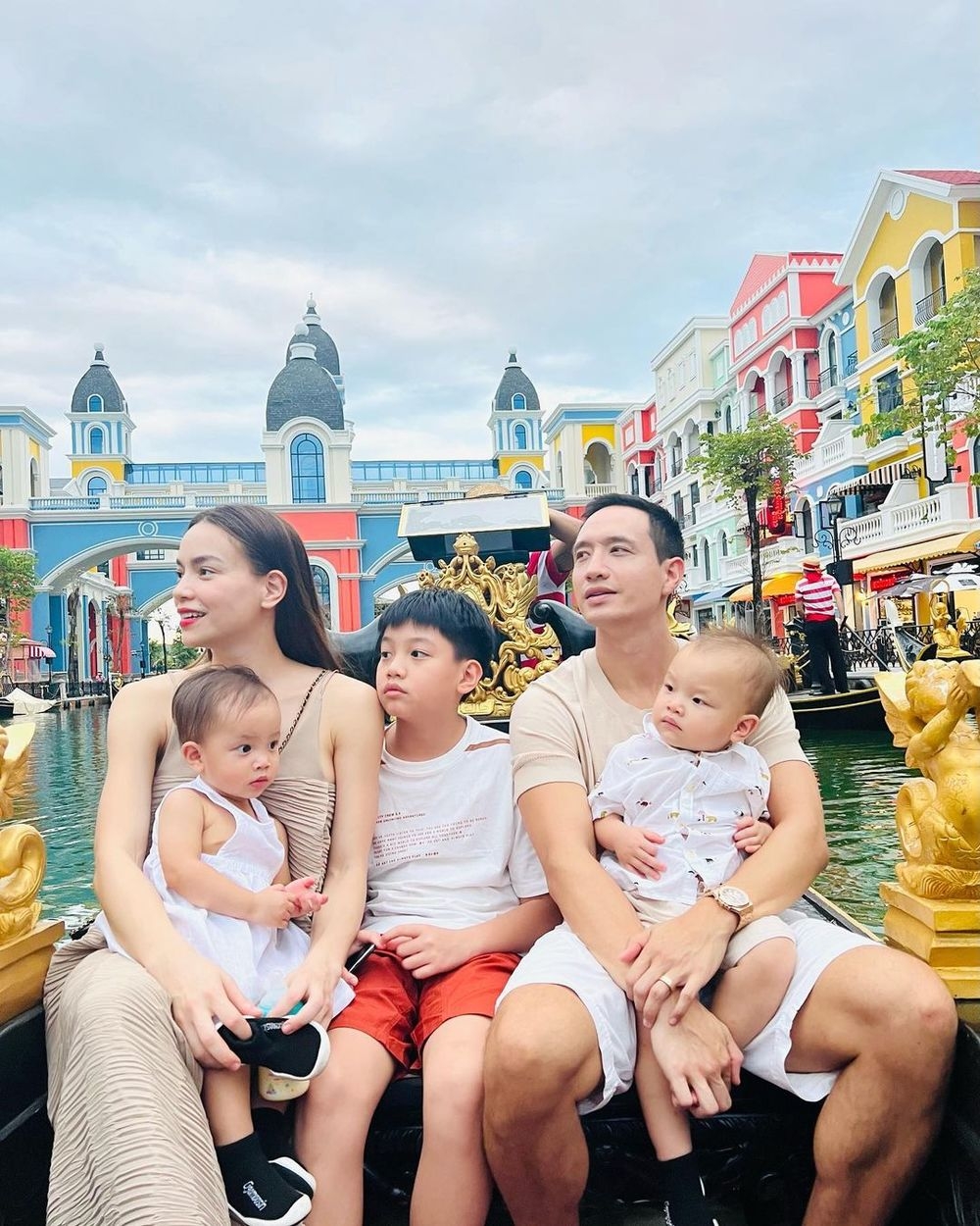 Sao Việt ngày 31/12: Minh Tú công khai bạn trai sau 9 năm bên nhau