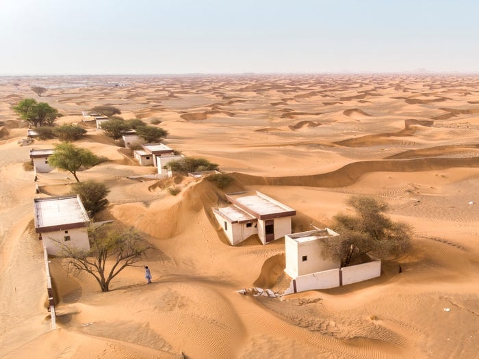 "Thị trấn ma" chôn vùi trong cát thu hút du khách – nhưng không ai biết tại sao nó bị bỏ hoang thi tran ma chon vui trong cat thu hut du khach nhung khong ai biet tai sao no bi bo hoang