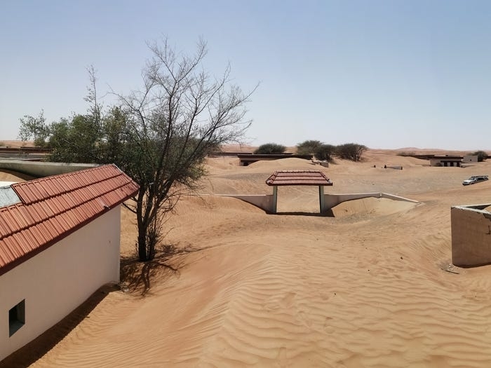 "Thị trấn ma" chôn vùi trong cát thu hút du khách – nhưng không ai biết tại sao nó bị bỏ hoang thi tran ma chon vui trong cat thu hut du khach nhung khong ai biet tai sao no bi bo hoang