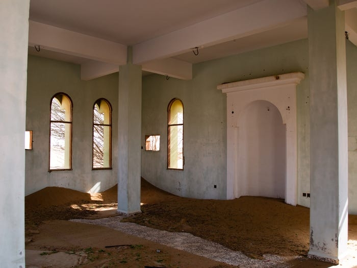 "Thị trấn ma" chôn vùi trong cát thu hút du khách – nhưng không ai biết tại sao nó bị bỏ hoang thi tran ma chon vui trong cat thu hut du khach nhung khong ai biet tai sao no bi bo hoang