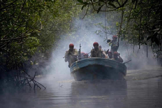 cuop bien tan cong co so dau khi ngoai khoi nigeria