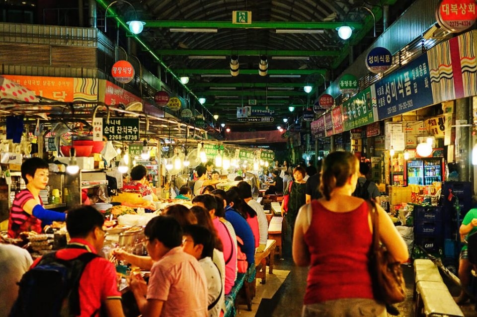 Hòa vào không khí sôi động của chợ đêm Seoul hoa vao khong khi soi dong cua cho dem seoul