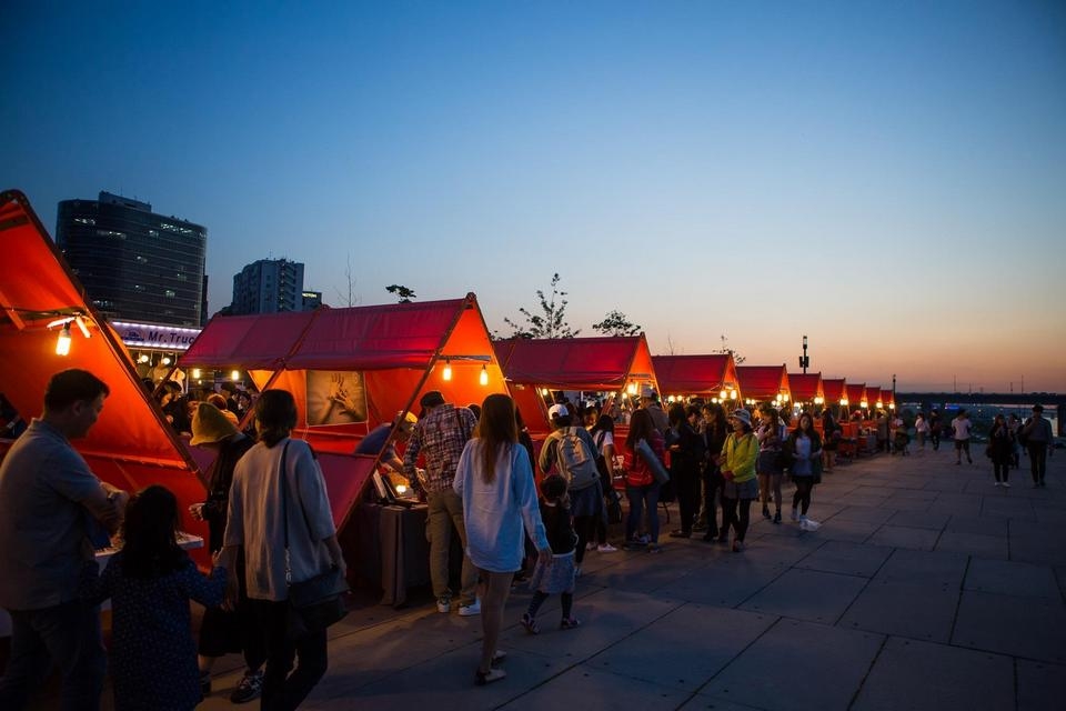 Hòa vào không khí sôi động của chợ đêm Seoul hoa vao khong khi soi dong cua cho dem seoul