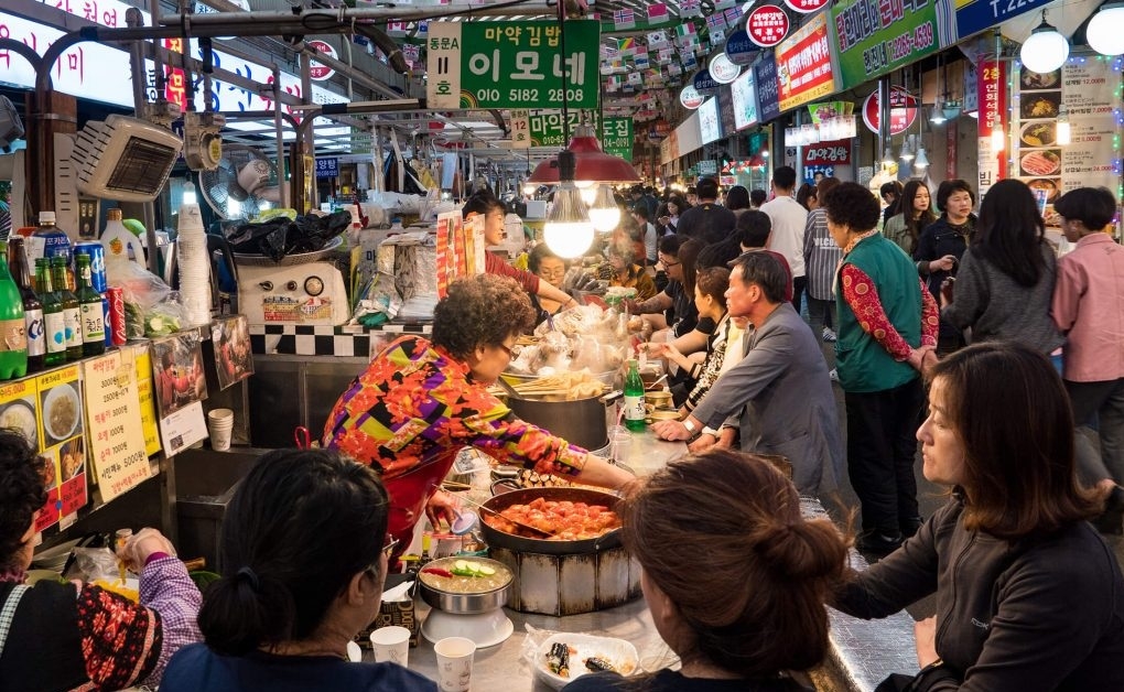 Hòa vào không khí sôi động của chợ đêm Seoul hoa vao khong khi soi dong cua cho dem seoul