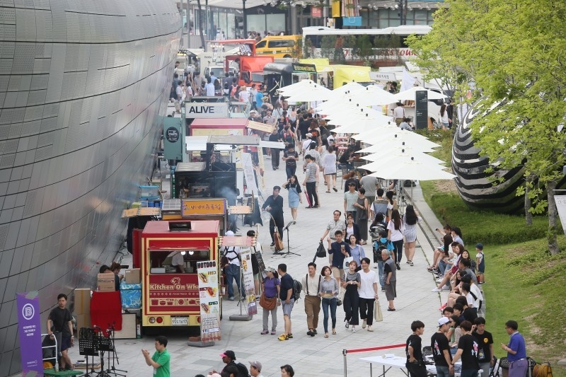 hoa vao khong khi soi dong cua cho dem seoul