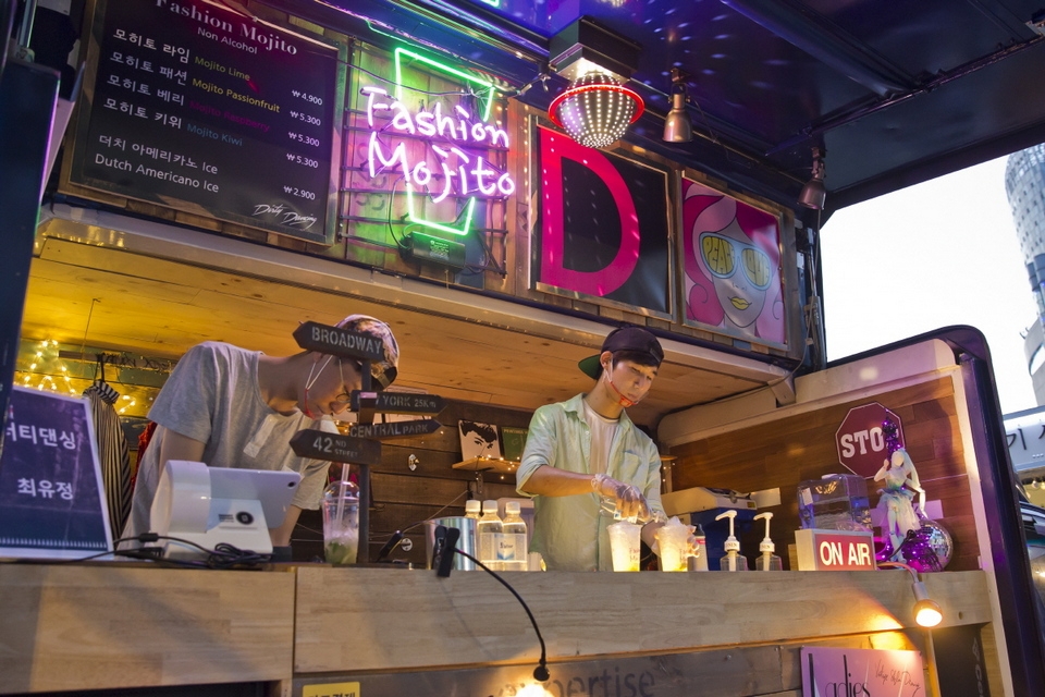 Hòa vào không khí sôi động của chợ đêm Seoul hoa vao khong khi soi dong cua cho dem seoul