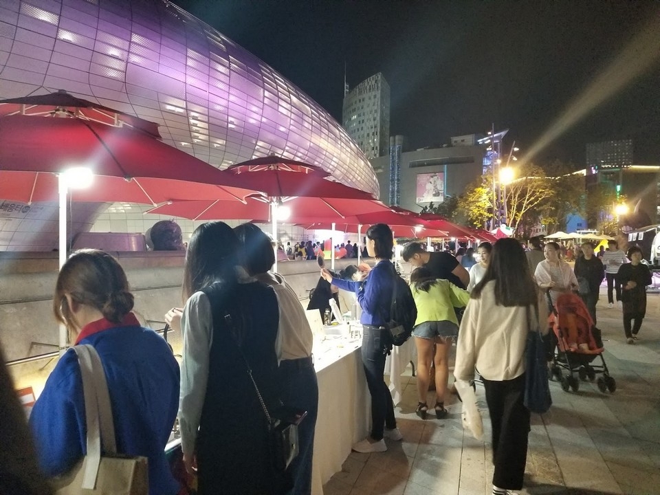 Hòa vào không khí sôi động của chợ đêm Seoul hoa vao khong khi soi dong cua cho dem seoul