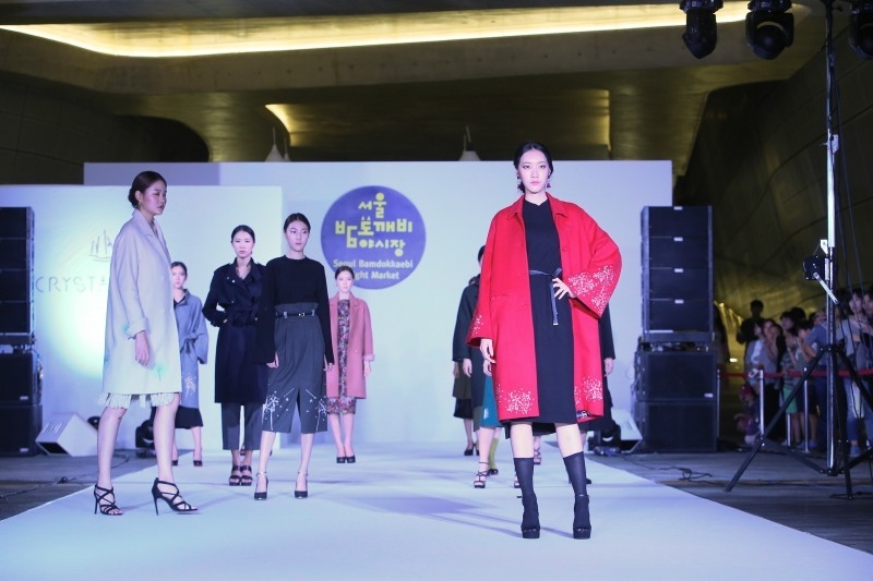 Hòa vào không khí sôi động của chợ đêm Seoul hoa vao khong khi soi dong cua cho dem seoul