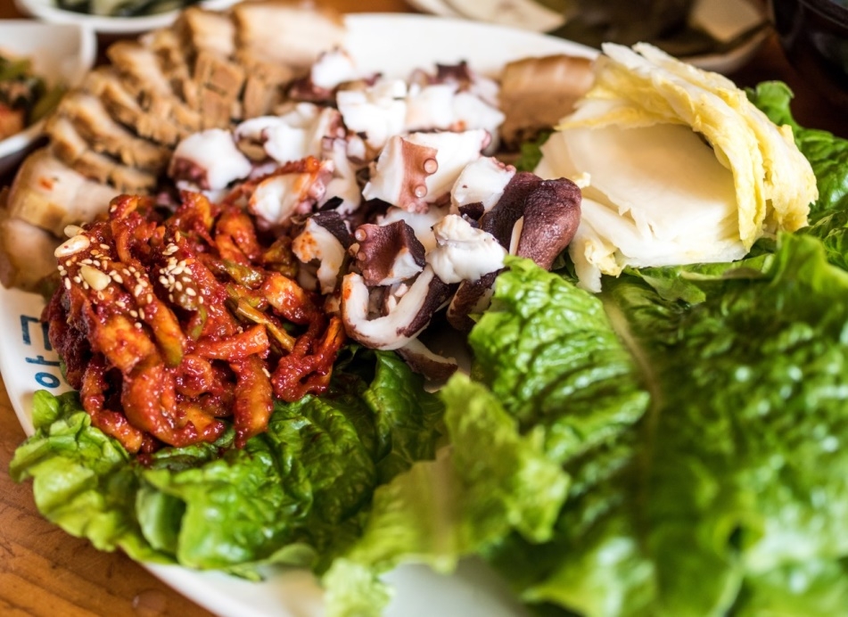 hoa vao khong khi soi dong cua cho dem seoul