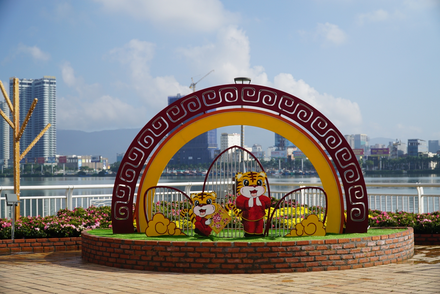 Đường hoa Đà Nẵng tạo hình linh vật hổ đa dạng sắc màu