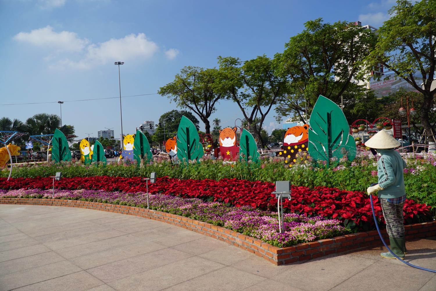 Đường hoa Đà Nẵng tạo hình linh vật hổ đa dạng sắc màu