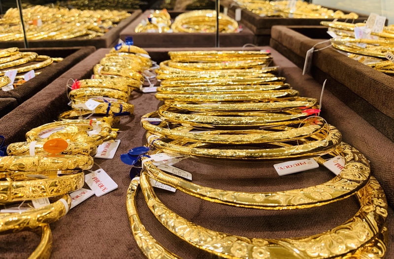 Giá vàng hôm nay 19/2: Thoát đà lao dốc khi đồng USD suy yếu
