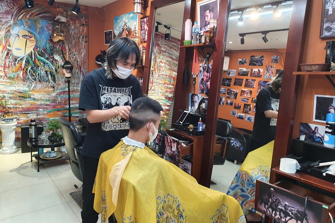 Hà Nội mở lại hàng cắt tóc, bán đồ ăn uống tại chỗ từ 0h ngày 22/6 - 1