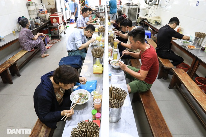 Hà Nội mở lại hàng cắt tóc, bán đồ ăn uống tại chỗ từ 0h ngày 22/6 - 2