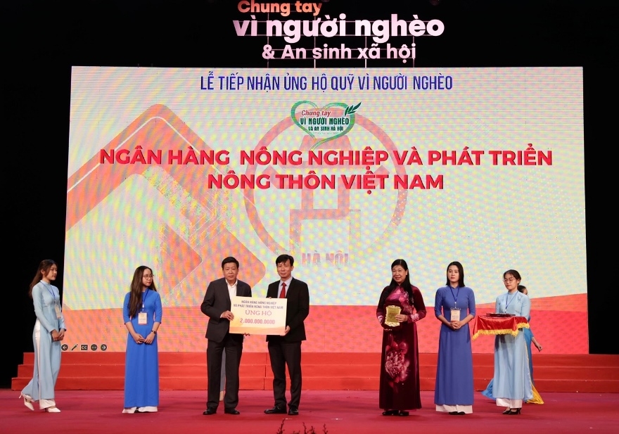 Agribank ủng hộ 2 tỷ đồng Quỹ “Vì người nghèo” và an sinh xã hội thành phố Hà Nội