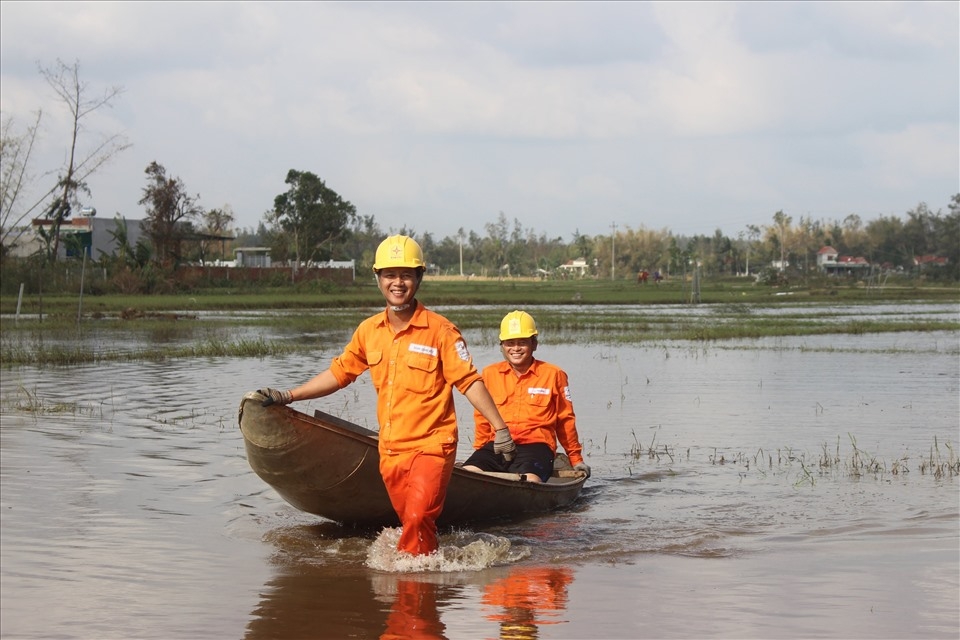 Chuyện những người thợ điện trong mùa lụt, bão