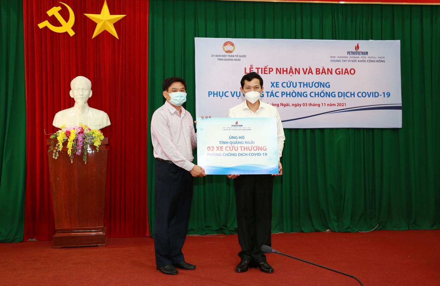 Petrovietnam trao tặng 2 xe cứu thương cho tỉnh Quảng Ngãi