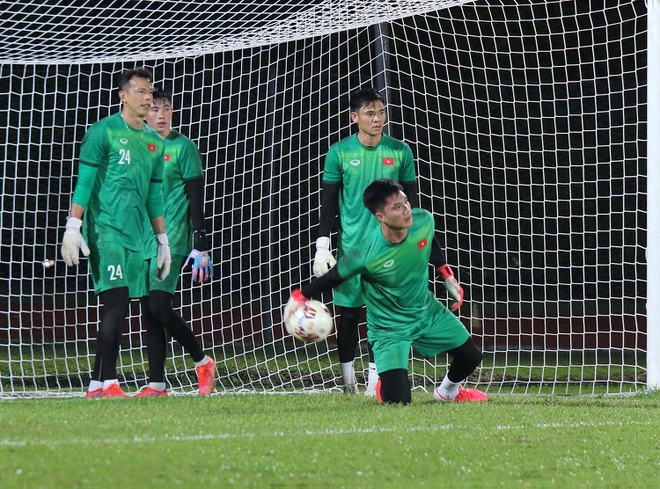 Quang Hải tập riêng, đội tuyển Việt Nam được tiếp viện đồ ăn - 7